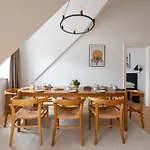 Light-filled 5br Near Tivoli & Stroget For 12 Köpenhamn