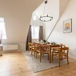 Light-filled 5br Near Tivoli & Stroget For 12 Lägenhet Köpenhamn
