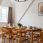 Light-filled 5br Near Tivoli & Stroget For 12 Lägenhet Köpenhamn