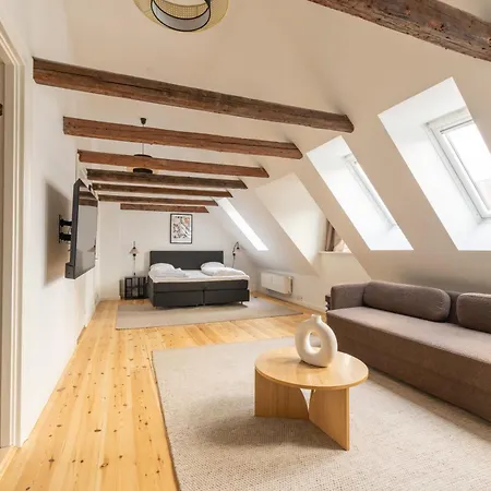 Light-filled 5br Near Tivoli & Stroget For 12 Lägenhet