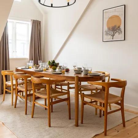 Light-filled 5br Near Tivoli & Stroget For 12