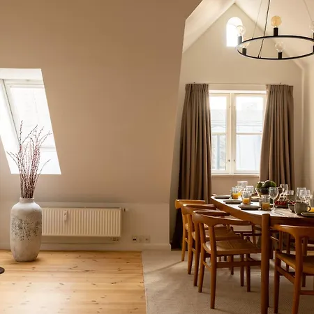 Light-filled 5br Near Tivoli & Stroget For 12 Lägenhet