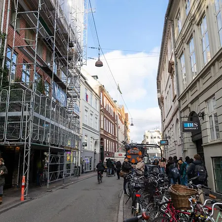 Light-filled 5br Near Tivoli & Stroget For 12 Kopenhagen