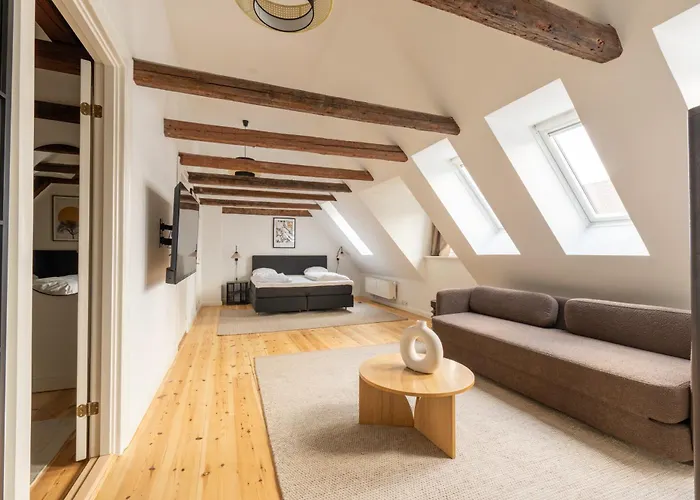 Light-filled 5br Near Tivoli & Stroget For 12 Lägenhet