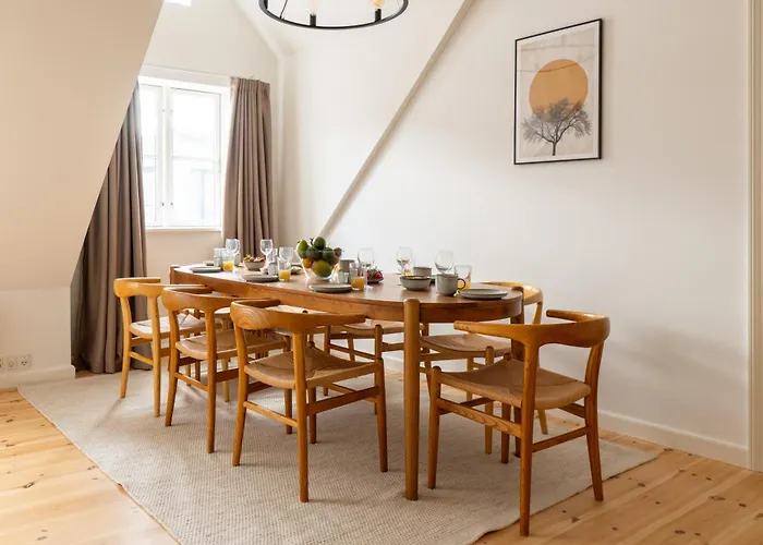 Light-filled 5br Near Tivoli & Stroget For 12