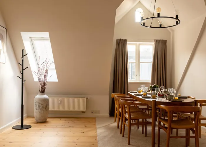 Light-filled 5br Near Tivoli & Stroget For 12 Lägenhet