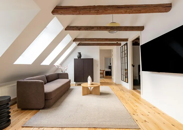 Light-filled 5br Near Tivoli & Stroget For 12