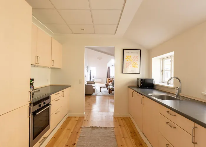 Light-filled 5br Near Tivoli & Stroget For 12 Lägenhet Köpenhamn