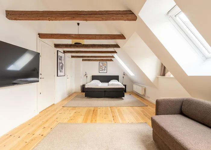 Light-filled 5br Near Tivoli & Stroget For 12 Lägenhet *