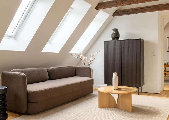 Light-filled 5br Near Tivoli & Stroget For 12 Lägenhet Köpenhamn