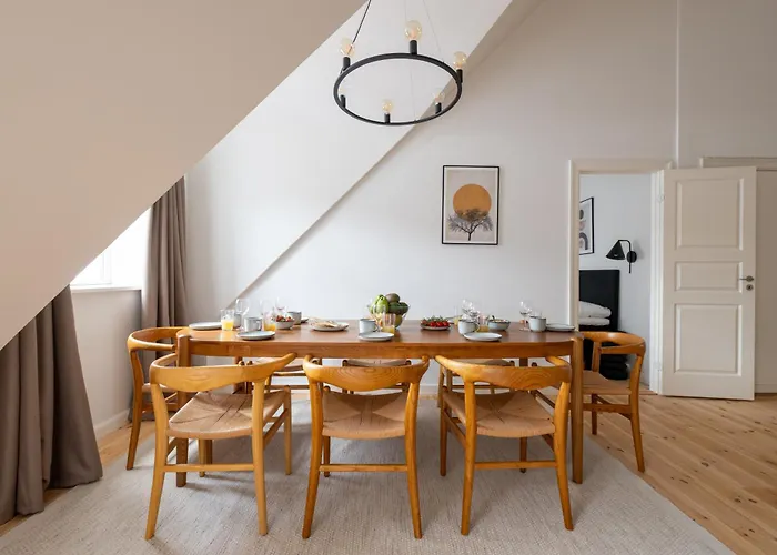 Light-filled 5br Near Tivoli & Stroget For 12 Köpenhamn