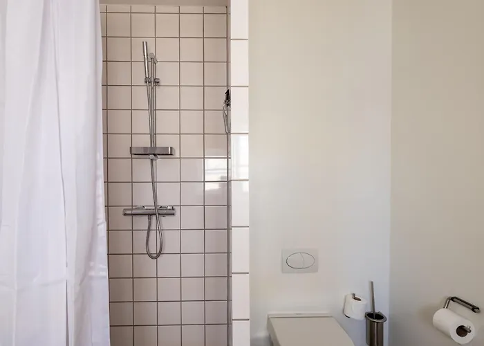 Light-filled 5br Near Tivoli & Stroget For 12 Lägenhet *