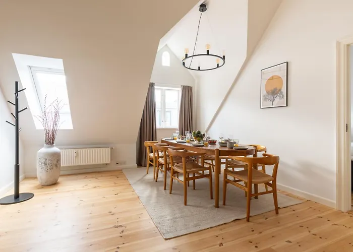 Light-filled 5br Near Tivoli & Stroget For 12 Lägenhet Köpenhamn