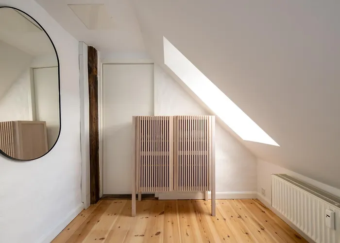 Light-filled 5br Near Tivoli & Stroget For 12 Köpenhamn