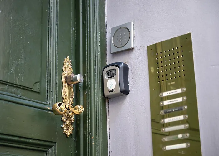 Light-filled 5br Near Tivoli & Stroget For 12 Lägenhet *