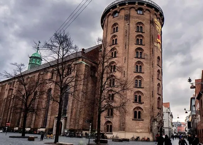 Light-filled 5br Near Tivoli & Stroget For 12 Köpenhamn