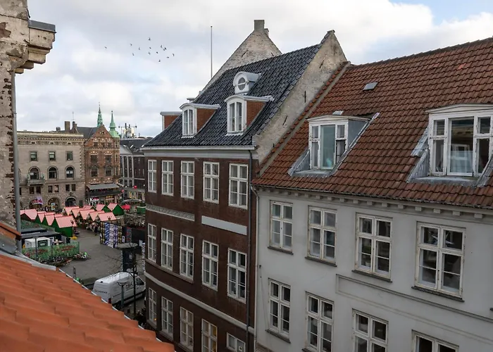 Light-filled 5br Near Tivoli & Stroget For 12 Lägenhet Köpenhamn