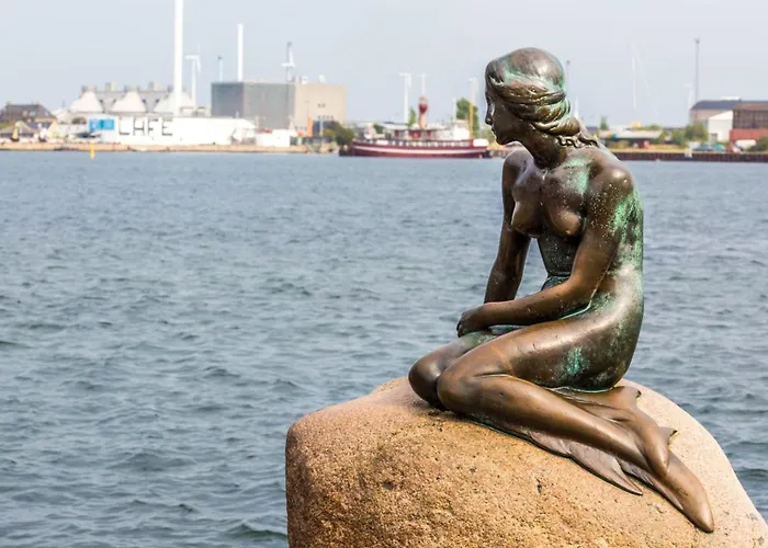 Light-filled 5br Near Tivoli & Stroget For 12 Lägenhet *