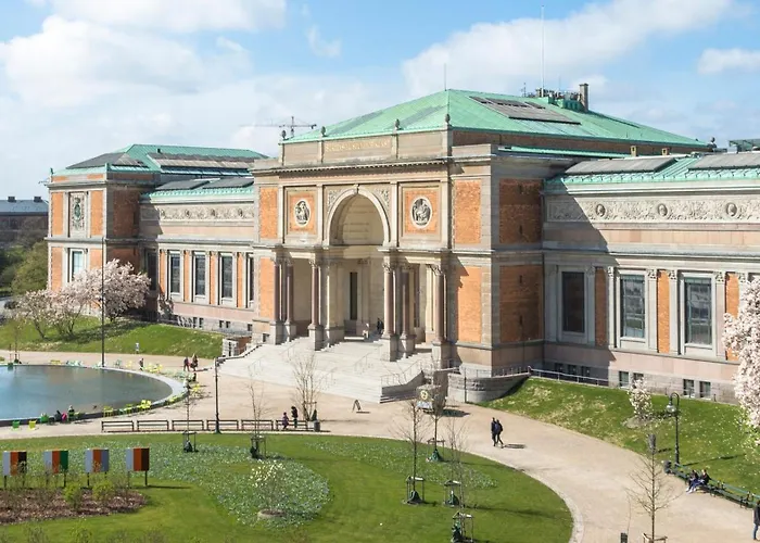 Light-filled 5br Near Tivoli & Stroget For 12