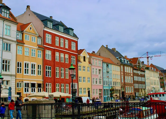 Light-filled 5br Near Tivoli & Stroget For 12 * Köpenhamn