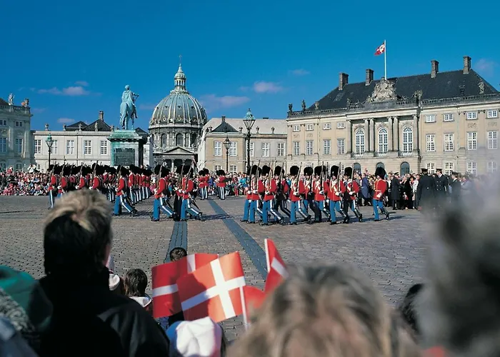 Light-filled 5br Near Tivoli & Stroget For 12 Lägenhet Köpenhamn