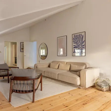 Light-filled 5br Near Tivoli & Stroget For 12 Köpenhamn